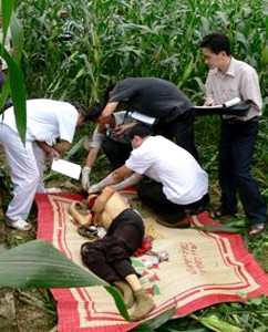 PC45 cùng các cơ quan chức năng khám nghiệm tử thi, tìm dấu vết tội phạm.