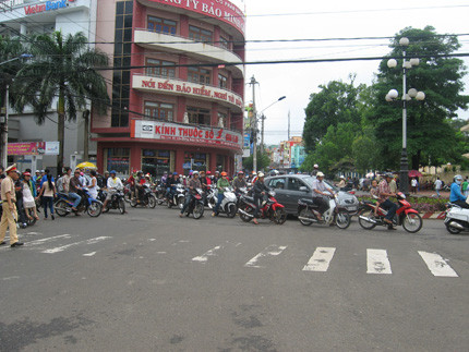 Vụ tai nạn khiến giao thông bị ách tắc trong thời gian ngắn Tu nan duoi gam xe buyt