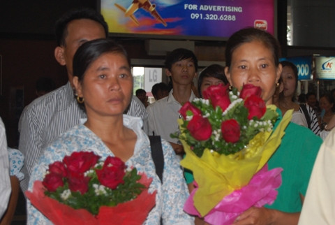 Mòn mỏi mong ngóng người thân Mòn mỏi mong ngóng người thân