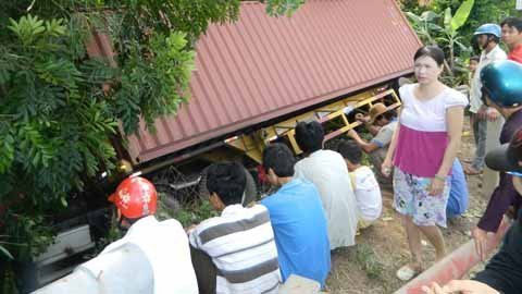 Ngôi nhà 4 lần bị ô tô... húc sập, Tin tức trong ngày, o to huc sap nha, sap nha, tai nan giao thong, tai xe ngu gat, o to tong vao nha, nha mat pho, nha mat duong, tai nan hi huu, bao, tin nhanh, tin hot, tin tuc