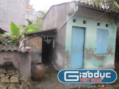 Căn nhà nơi bà Mấu sống lủi thủi một mình từ mấy chục năm nay Căn nhà nơi bà Mấu sống lủi thủi một mình từ mấy chục năm nay