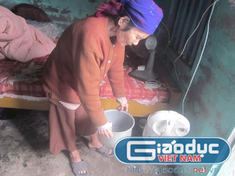 Bà Mấu chuẩn bị cho bữa cơm mà "thực đơn" đã quen thuộc từ hơn 60 năm nay: cơm trắng - cá khô hấp Bà Mấu chuẩn bị cho bữa cơm mà "thực đơn" đã quen thuộc từ hơn 60 năm nay: cơm trắng - cá khô hấp