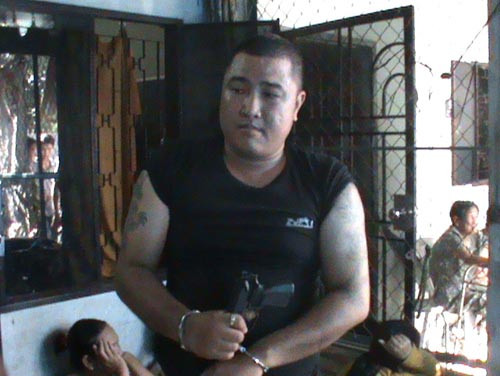 Hùng “cá sấu” trên tay cầm khẩu súng 