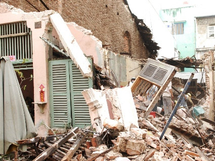 Tất cả 5 người trong nhà vừa bước ra khỏi cửa thì căn nhà đổ sập. Tất cả 5 người trong nhà vừa bước ra khỏi cửa thì căn nhà đổ sập.