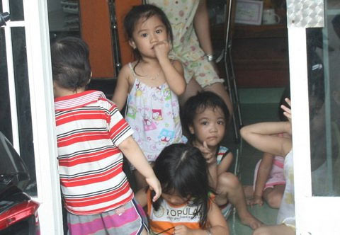 Cháy dữ dội, 14 trẻ mầm non thoát chết ảnh 3 Cháy dữ dội, 14 trẻ mầm non thoát chết, Tin tức trong ngày, chay nha, chay lop hoc, chay truong mam non, chay co so hoa chat, chay cua hang son, hoa hoan, chay, bao, tin nhanh, tin hot, tin tuc