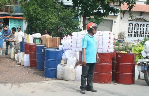 Cháy dữ dội, 14 trẻ mầm non thoát chết ảnh 2 Cháy dữ dội, 14 trẻ mầm non thoát chết, Tin tức trong ngày, chay nha, chay lop hoc, chay truong mam non, chay co so hoa chat, chay cua hang son, hoa hoan, chay, bao, tin nhanh, tin hot, tin tuc