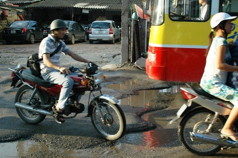 Hình ảnh người dân và phương tiện đi lại trên đường Lĩnh Nam.