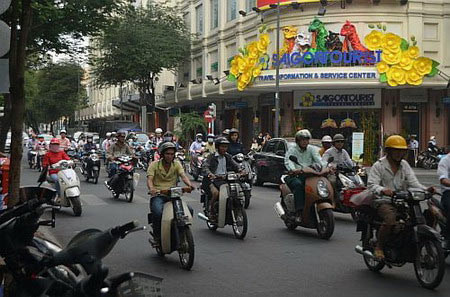 Nhà báo Mỹ nói về "mánh khóe" lái xe máy ở VN ảnh 3 Nhà báo Mỹ nói về "mánh khóe" lái xe máy ở VN, Tin tức trong ngày, lai xe may o viet nam, lai xe may, giao thong viet nam, duong pho viet nam, khach nuoc ngoai noi ve viet namdu lich viet nam, ve dep viet nam, tap quan nguoi viet nam, khach tay noi ve viet nam, tap di xe, an toan giao thong, luat giao thong, bao, tin hay, tin hot, tin tuc