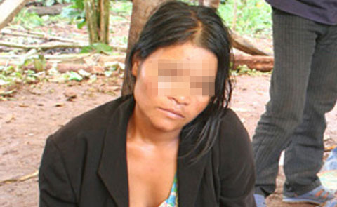 Chị Khăm đau đớn kể lại vụ việc (Ảnh: Dân trí)