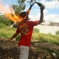 Bị từ chối yêu, hắn ném bom xăng khủng bố cả gia đình (ảnh minh họa) Bị từ chối yêu, hắn ném bom xăng khủng bố cả gia đình (ảnh minh họa)