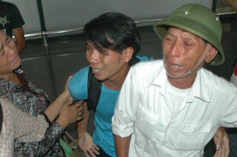 Trong vòng tay người thân, người thủy thủ vỡ òa niềm vui sướng... Trong vòng tay người thân, người thủy thủ vỡ òa niềm vui sướng...