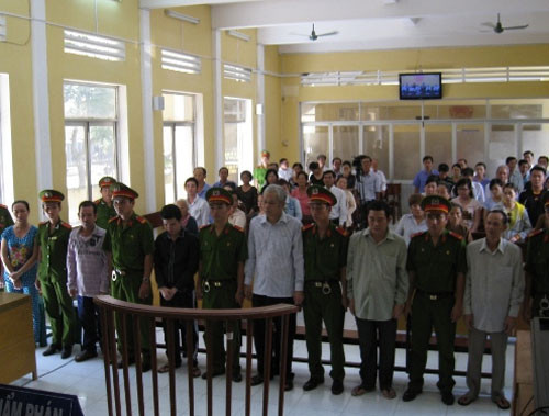 Đánh cờ bạc tỷ: Tuyên án, người nhà ngất lịm ảnh 1 Đánh cờ bạc tỷ: Tuyên án, người nhà ngất lịm, Tin tức trong ngày, quan danh co bac ty, sau leo, quan tinh danh co, choi co tuong, quan chuc danh co tien ty, quan chuc soc trang, xet xe, bao, tin tuc, tin hot, tin hay