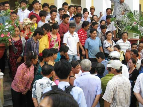 Đánh cờ bạc tỷ: Tuyên án, người nhà ngất lịm ảnh 3 Đánh cờ bạc tỷ: Tuyên án, người nhà ngất lịm, Tin tức trong ngày, quan danh co bac ty, sau leo, quan tinh danh co, choi co tuong, quan chuc danh co tien ty, quan chuc soc trang, xet xe, bao, tin tuc, tin hot, tin hay