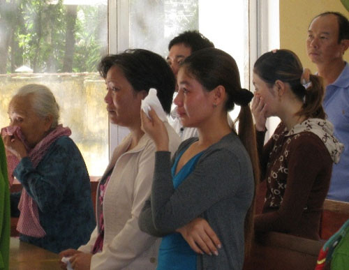 Đánh cờ bạc tỷ: Tuyên án, người nhà ngất lịm ảnh 2 Đánh cờ bạc tỷ: Tuyên án, người nhà ngất lịm, Tin tức trong ngày, quan danh co bac ty, sau leo, quan tinh danh co, choi co tuong, quan chuc danh co tien ty, quan chuc soc trang, xet xe, bao, tin tuc, tin hot, tin hay