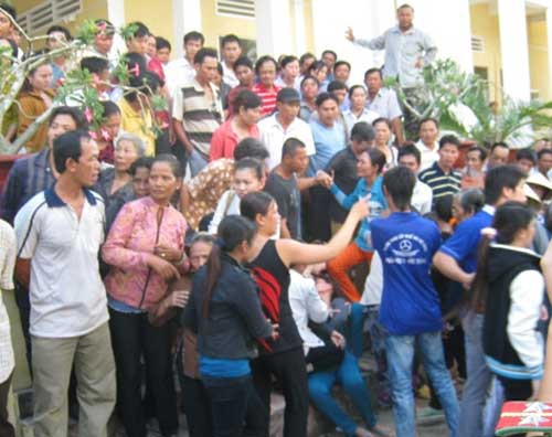 Đánh cờ bạc tỷ: Tuyên án, người nhà ngất lịm ảnh 4 Đánh cờ bạc tỷ: Tuyên án, người nhà ngất lịm, Tin tức trong ngày, quan danh co bac ty, sau leo, quan tinh danh co, choi co tuong, quan chuc danh co tien ty, quan chuc soc trang, xet xe, bao, tin tuc, tin hot, tin hay