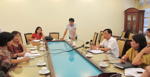 Lãnh đạo Sở Y tế TP Hà Nội (phải) làm việc với đại diện Phòng khám Đa khoa Maria sáng 16-7. Ảnh: NGỌC DUNG