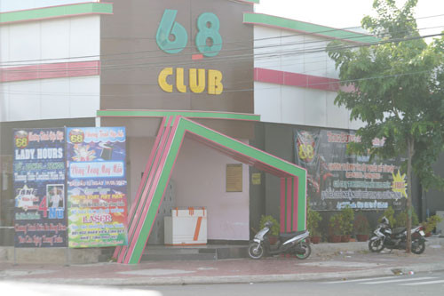 Club 68 quảng cáo rầm rộ nhân mùa Euro - Ảnh: Quế Hà Club 68 quảng cáo rầm rộ nhân mùa Euro - Ảnh: Quế Hà