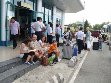 Huế: Nghẹt thở cuộc săn bò tót ở sân bay ảnh 4 Huế: Nghẹt thở cuộc săn bò tót ở sân bay, Tin tức trong ngày, bo tot huc chet nguoi, bo tot, ban thuoc me, san bay phu bai, dong vat hoang da, dong vat rung, sinh vat rung, dong vat nguy hiem, bo tot, bo tot huc nguoi, bo tot du dan, bao, tin nhanh, tin hot, tin tuc