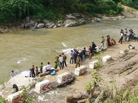 Hiện trường vụ án dưới chân cầu Hoàng Su Phì. Hiện trường vụ án dưới chân cầu Hoàng Su Phì.
