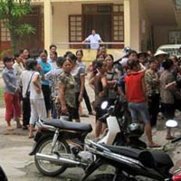 Người nhà một sản phụ tử vong tập trung, lớn tiếng yêu cầu các bác sĩ làm rõ cái chết của người thân Người nhà một sản phụ tử vong tập trung, lớn tiếng yêu cầu các bác sĩ làm rõ cái chết của người thân