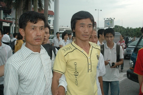 Sau những ánh mắt hạnh phúc là những ánh mắt lo âu... mai đây về nhà sẽ làm gì để sống? Sau những ánh mắt hạnh phúc là những ánh mắt lo âu... mai đây về nhà sẽ làm gì để sống?