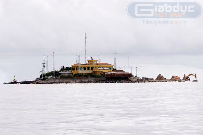Đảo Phan Vinh can trường trong gió bão.