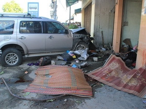 Ôtô này tiếp tục lao vào một quán bán bún bên vỉa hè, đâm vào 10 người có mặt tại đây