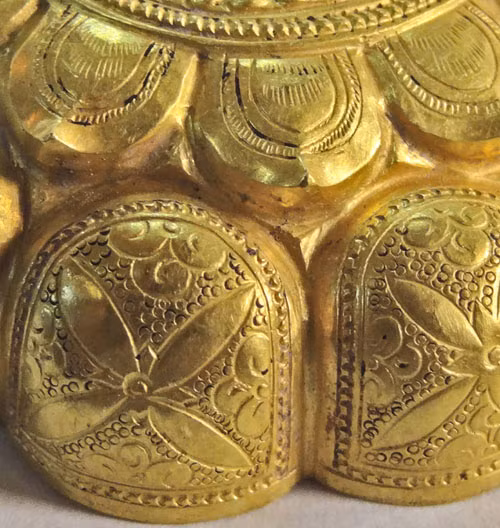 Các chuyên gia cũng cho hay, những đồ vật làm bằng vàng, bạc phát hiện được tại các di tích khảo cổ học lịch sử ở Bắc Việt Nam không nhiều, thậm chí rất hiếm hoi, phổ biến nhất là các loại đồ dùng làm bằng đồ gốm sứ. Ở Việt Nam có rất ít bảo vật bằng vàng được chế tác tinh xảo như thế này - Ảnh: Trung tâm nghiên cứu kinh thành