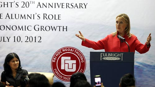Ngoại trưởng Mỹ Hillary Clinton tại buổi gặp gỡ và nói chuyện với các cựu sinh viên chương trình Fullbright tại Trường đại học Ngoại thương (Ảnh: V.DŨNG) Ngoại trưởng Mỹ Hillary Clinton tại buổi gặp gỡ và nói chuyện với các cựu sinh viên chương trình Fullbright tại Trường đại học Ngoại thương (Ảnh: V.DŨNG)