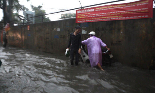 Trên phố Lê Trọng Tấn, nhiều người phải xuống dắt bộ vì xe chết máy