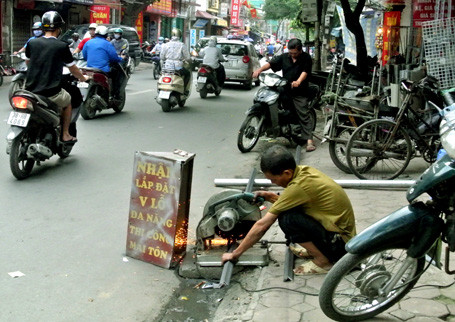 Thợ sắt "hồn nhiên phun lửa" phè phè ra đường