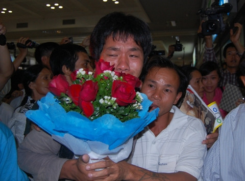 Những giọt nước mắt mặn đắng bắt đầu chảy dài trên má bà Huyền – mẹ của thuyền viên Hồ Xuân Hương khiến đôi mắt bà đỏ hoe. Trong khi đó, chồng bà đứng ngay cạnh cứ chốc chốc lại nhìn đồng hồ, đếm từng phút, từng giây. Những giọt nước mắt mặn đắng bắt đầu chảy dài trên má bà Huyền – mẹ của thuyền viên Hồ Xuân Hương khiến đôi mắt bà đỏ hoe. Trong khi đó, chồng bà đứng ngay cạnh cứ chốc chốc lại nhìn đồng hồ, đếm từng phút, từng giây.