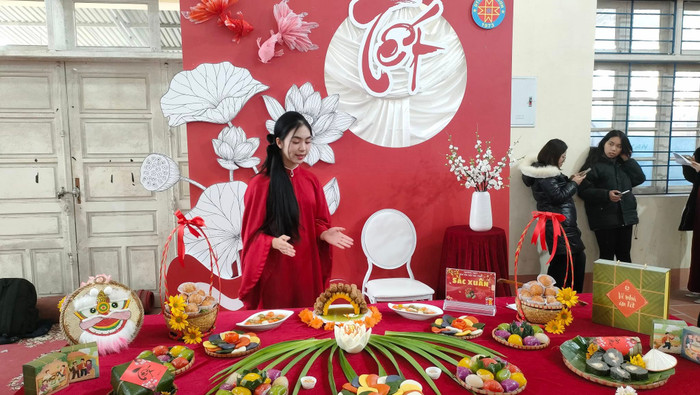 Học sinh Trường Trung học phổ thông Dân tộc nội trú tỉnh Lạng Sơn giới thiệu gian hàng bánh dân gian của nhà trường tại Chương trình "Tết sum vầy - Xuân ơn Đảng" năm 2025. (Ảnh NTCC) 473582908_122159947718282778_6432393832021110988_n.jpg