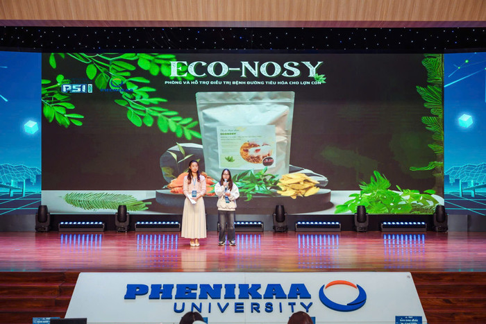 Đại diện dự án ECO-NOSY thuyết trình tại cuộc thi "Sáng tạo - Khởi nghiệp sinh viên Phenikaa 2024". (Ảnh NVCC) z6189644332064_4e6ee0c32feea0dc79e4e5e079310313.jpg