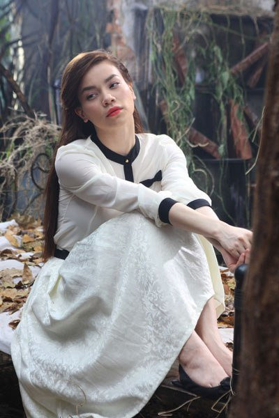 MV này là sự hợp tác đầu tiên của Hồ Ngọc Hà và người bạn thân - người mẫu Thanh Hằng. MV này là sự hợp tác đầu tiên của Hồ Ngọc Hà và người bạn thân - người mẫu Thanh Hằng.