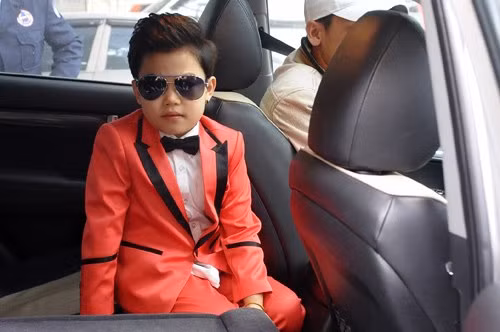 Sau đó, Psy tiếp tục chuẩn bị cho một chương trình biểu diễn tại đó vào buổi tối.