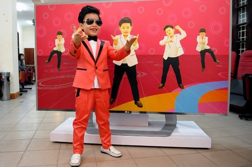 Trong suốt buổi giao lưu, cậu bé luôn đeo kính đen, mặc bộ comple hồng, diện giầy trắng, cổ thắt nơ điệu nghệ. Trong suốt buổi giao lưu, cậu bé luôn đeo kính đen, mặc bộ comple hồng, diện giầy trắng, cổ thắt nơ điệu nghệ.