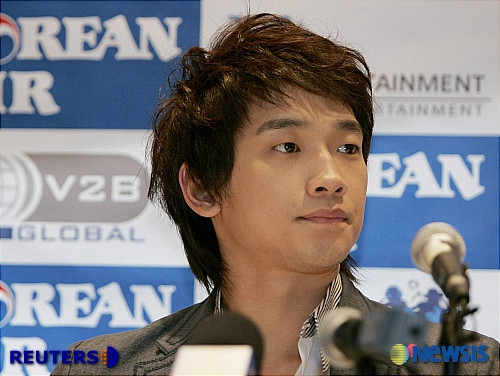 Rain là nghệ sĩ Hàn có tầm ảnh hưởng tại nhiều nước châu Á. Scandal lần này khiến các fan lo lắng sẽ ảnh hưởng đến chuyện tình vừa chớm nở của hai ngôi sao - Ảnh: Reuters Rain là nghệ sĩ Hàn có tầm ảnh hưởng tại nhiều nước châu Á. Scandal lần này khiến các fan lo lắng sẽ ảnh hưởng đến chuyện tình vừa chớm nở của hai ngôi sao - Ảnh: Reuters