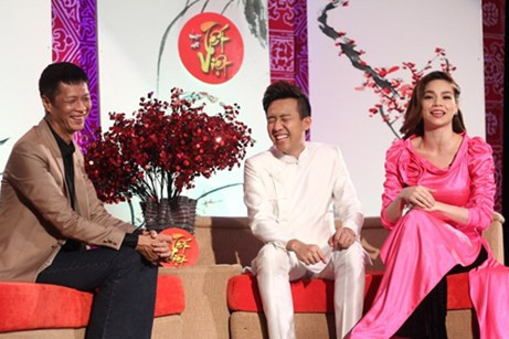 Bộ ba MC cùng bàn bạc kịch bản trước khi quay Bộ ba MC cùng bàn bạc kịch bản trước khi quay