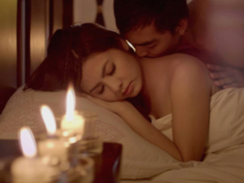 Vân Trang và Khương Ngọc cũng có 'cảnh nóng' gây chú ý trong phim 'Scandal'. Phân đoạn này không quá khêu gợi, nhưng cũng khiến người xem 'nóng người' bởi những cảnh mơn trớn mà nhân vật nam dành cho nhân vật nữ. Đó là tình huống Vân Trang quyết định dùng thân xác để đạt được mục đích, trở thành người yêu và được vị đạo diễn trẻ giao vai chính trong phim 'bom tấn' .