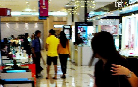 Thủy Tiên mặc chiếc áo màu vàng và bịt khẩu trang kín mít Thủy Tiên mặc chiếc áo màu vàng và bịt khẩu trang kín mít