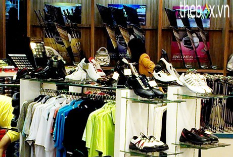 Cả hai nhanh chóng bước vào cửa hàng bán đồ thể thao Cả hai nhanh chóng bước vào cửa hàng bán đồ thể thao