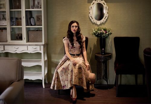 Á hậu Việt Nam hóa thành thiếu nữ cổ điển với những trang phục mang hơi hướng Vintage.