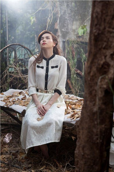 Nội dung MV là một câu chuyện có chút hư hư, thực thực về tình yêu của con người. Hồ Ngọc Hà là cô gái xuất hiện trong sách, ám ảnh trong giấc mơ của Thanh Hằng. Trong MV này, nữ huấn luyện viên The Voice sẽ là người sẽ dẫn dắt câu chuyện.. Nội dung MV là một câu chuyện có chút hư hư, thực thực về tình yêu của con người. Hồ Ngọc Hà là cô gái xuất hiện trong sách, ám ảnh trong giấc mơ của Thanh Hằng. Trong MV này, nữ huấn luyện viên The Voice sẽ là người sẽ dẫn dắt câu chuyện..