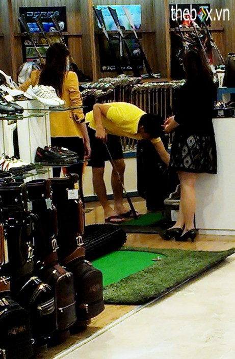 Thủy Tiên tỏ ra khá nhanh nhẹn và sát cánh tư vấn cùng chồng Thủy Tiên tỏ ra khá nhanh nhẹn và sát cánh tư vấn cùng chồng