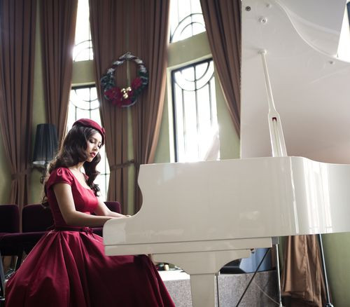 Hôm 31/12, Hoàng My đã đi du học ở Mỹ. Cô theo học hai khóa diễn xuất (cơ bản và nâng cao) tại Học viện điện ảnh New York, Universal Studio, Los Angeles.