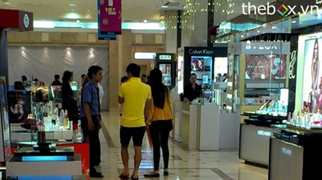 Cả hai bất ngờ xuất hiện giữa trung tâm mua sắm, thu hút ánh mắt tò mò của nhiều người Cả hai bất ngờ xuất hiện giữa trung tâm mua sắm, thu hút ánh mắt tò mò của nhiều người