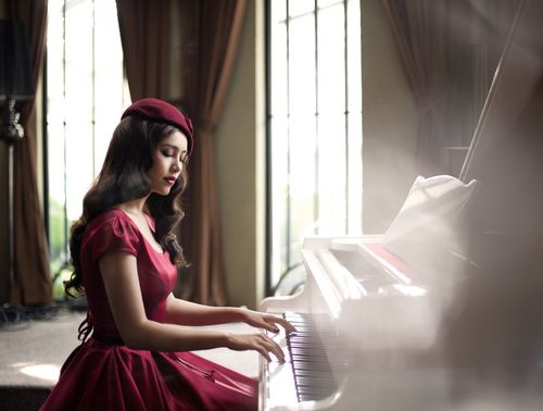 Cô đi theo học bổng của cuộc thi Miss Universe và khóa học sẽ kéo dài nửa năm.