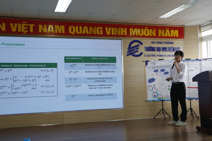 Sinh viên Đại học Bách khoa Hà Nội trình bày kết quả nghiên cứu tại hội nghị. (Ảnh: Minh Quân) gdvn_8.JPG