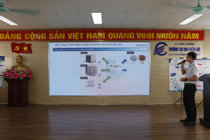 Đại diện Công ty trách nhiệm hữu hạn Daiwa House Việt Nam trình bày ứng dụng công nghệ BIM trong lĩnh vực cơ điện. (Ảnh: Minh Quân) gdvn_6.JPG